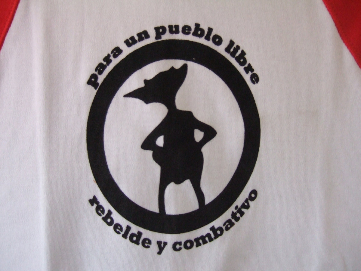 camiseta blanca mangas rojas