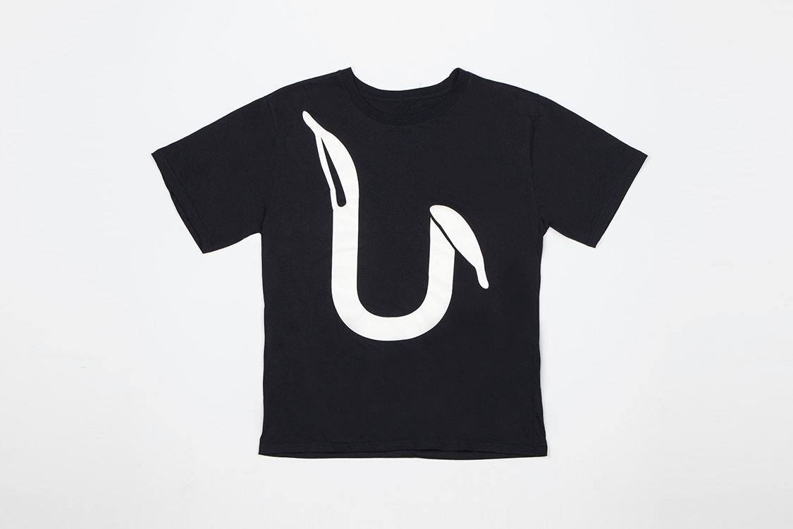☆KIRSH☆ Witty Bunny Waffen T-Shirt Black Men's Black Bad Bunny Kendo Sticks T-Shirt