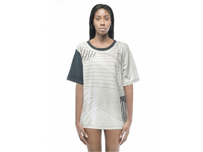 t-shirt in white . Wide crewneck collar 