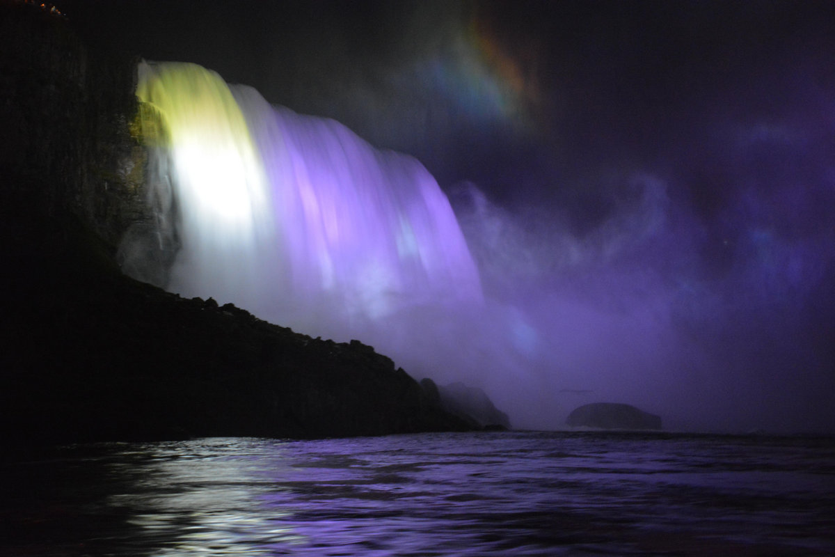 полная темнота. мрак одиночество. одиночество фэнтези. космос арт. над землей погруженной в ночную тьму раскинулся.