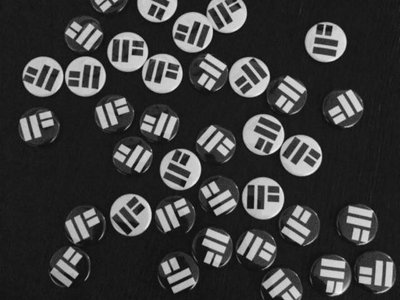 Zwei Buttons - schwarz und weiß main photo