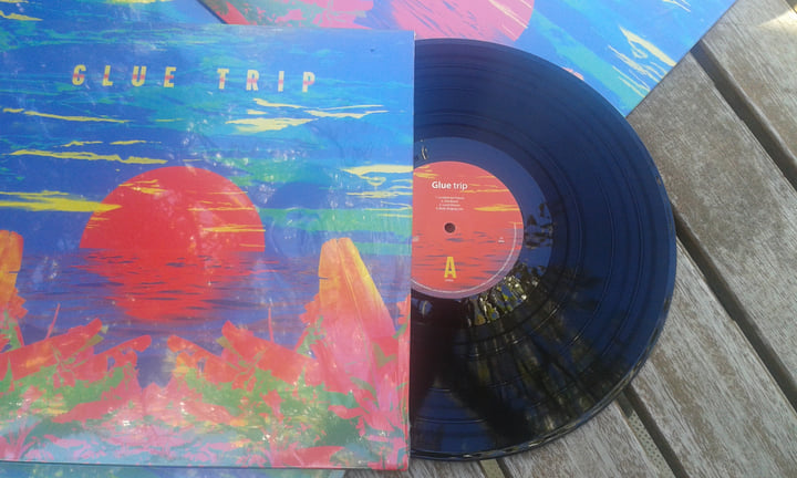 Glue trip | NOVOMUNDO