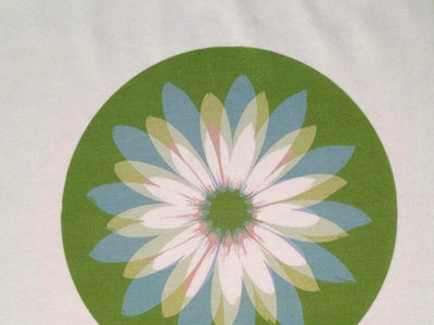 T-shirt : Movies in Your Mind green flower design main photo