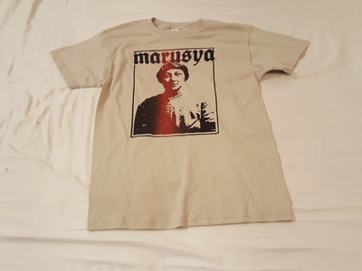 Maria Nikiforova (Marusya) t-shirt - black/red on 'sand' main photo