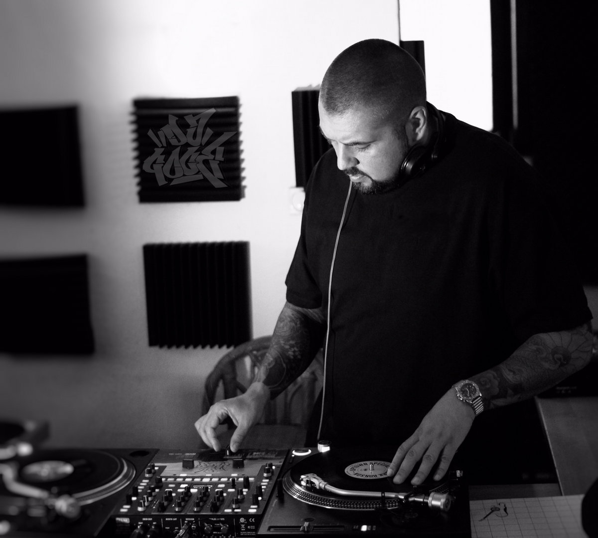 Ди джей ви. Евгений кушнир ди джей. Диджей максвелл. Ди джей ви. Топ 100 диджеев мира.