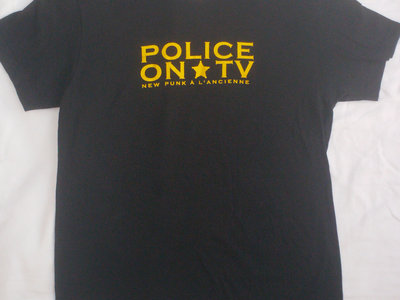 T-shirt Homme écriture jaune "Police on TV- new punk à l'ancienne" main photo