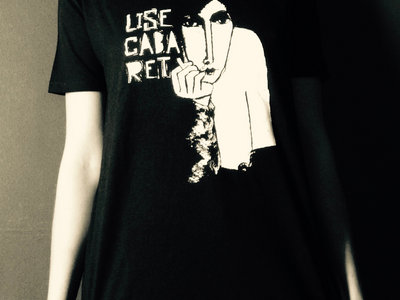 T-shirt noir  "La fumeuse"            modèle homme ou femme main photo