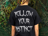 T-Shirt "Follow Your Instinct" Black photo 