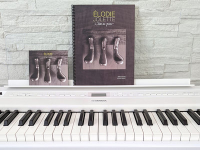 L'âme au piano | Livre de partitions imprimé et signé + Disque compact physique (CD) main photo