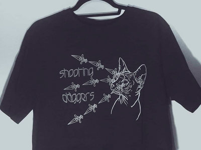 3 Eyed Cat, Black T-Shirt Shooting Daggers main photo