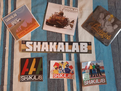 Fase Four Pack Shakalab: 3 Album CD compresi di adesivi, postcarde il nuovo EP 'FOUR' in digitale, Maglietta ufficiale Shakalab main photo