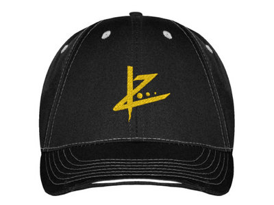 Casquette « IZ » noire avec coutures blanches / « IZ » black cap with white sewing main photo