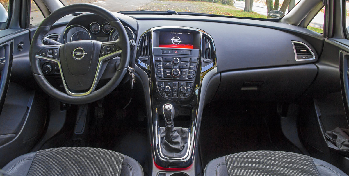 Opel Astra J 2009 compact car photo detail