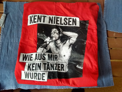 Kent Nielsen - "Wie aus mir kein Tänzer wurde" b/w print on red shirt main photo