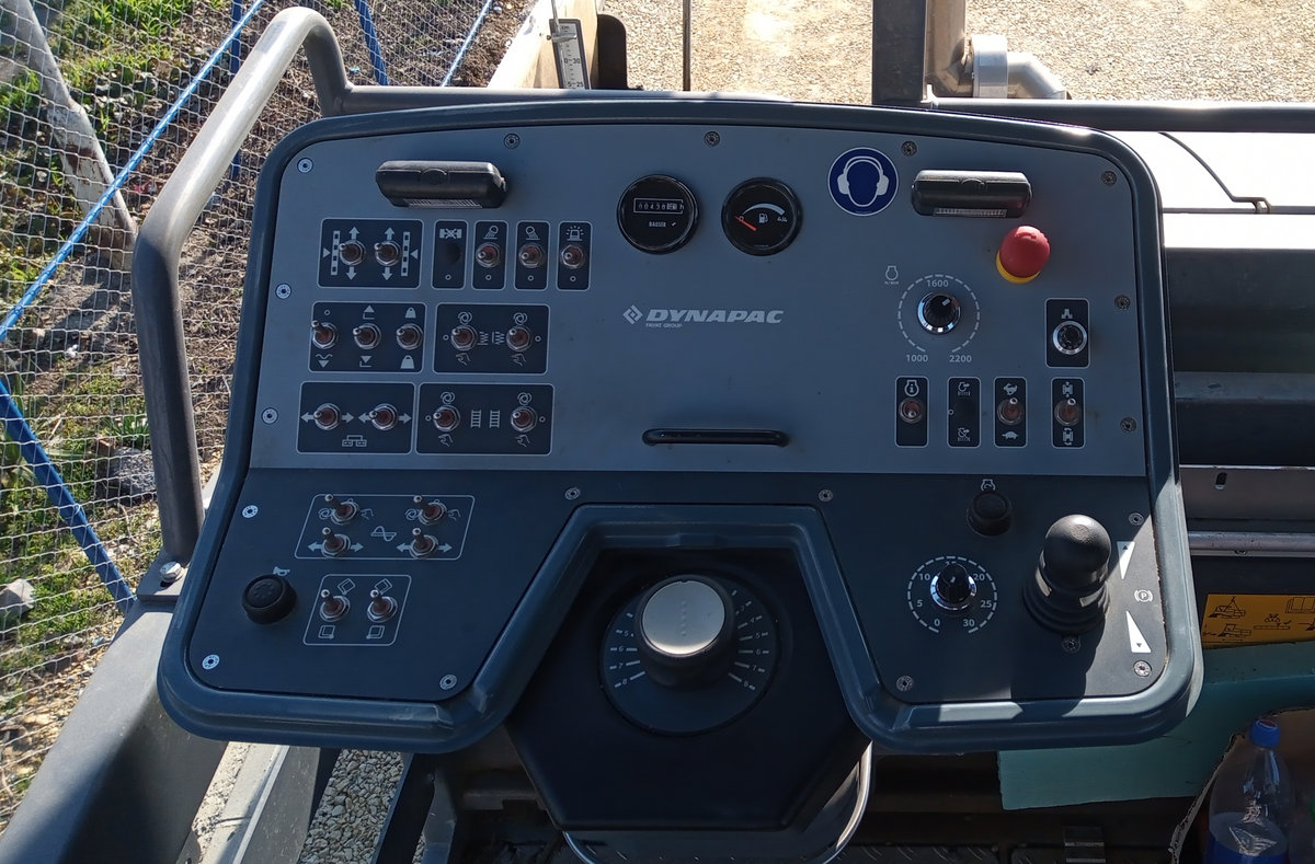 Dynapac F2500c 2010 tracked asphalt paver photo detail