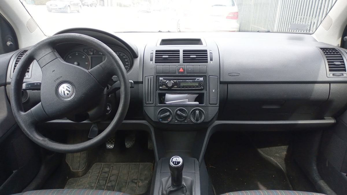 Volkswagen Polo 2005 subcompact supermini car photo detail