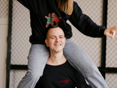 PIPARKŪKU MĪLA - melns džemperis ar piparkūku cilvēciņiem (unisex) photo 