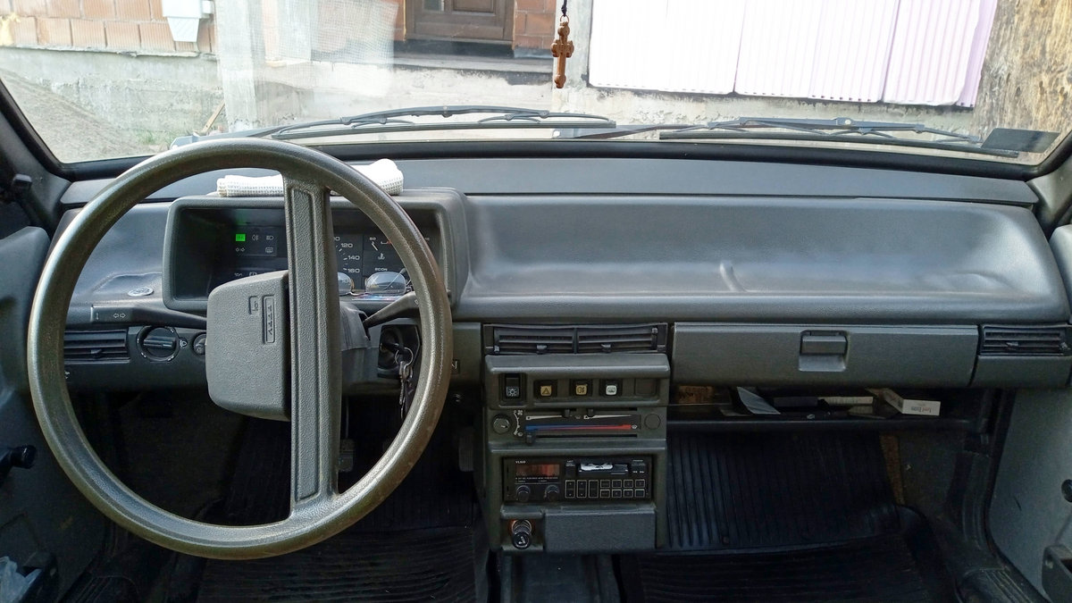 Lada Samara 1984 compact car photo detail
