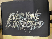"Everyone is infected" T-shirt Grey photo 