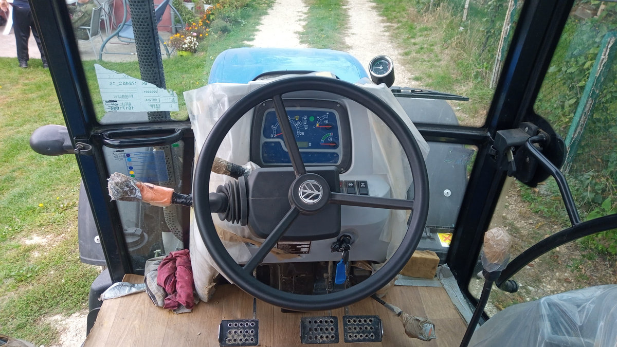 New Holland TD5.75 2018 tractor photo detail