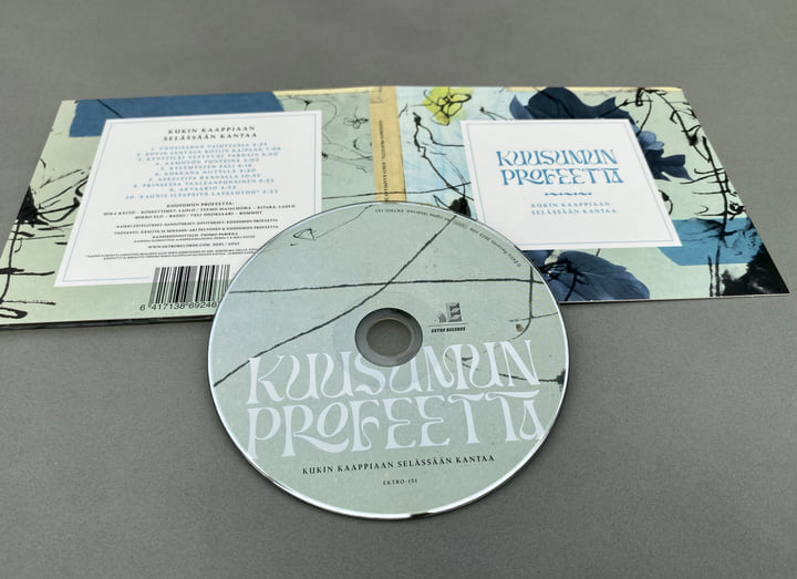Kuusumun Profeetta – Kukin Kaappiaan Selässään Kantaa