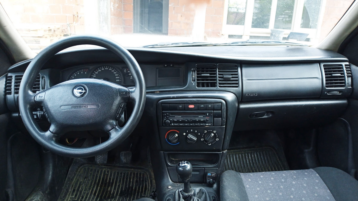 Opel Vectra B 1995 Large Family Car photo detail