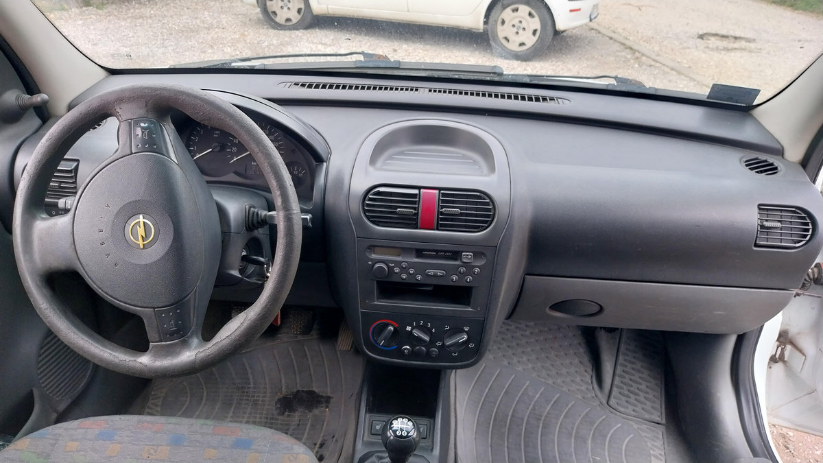 The Opel Combo C is a staple of European urban log photo detail