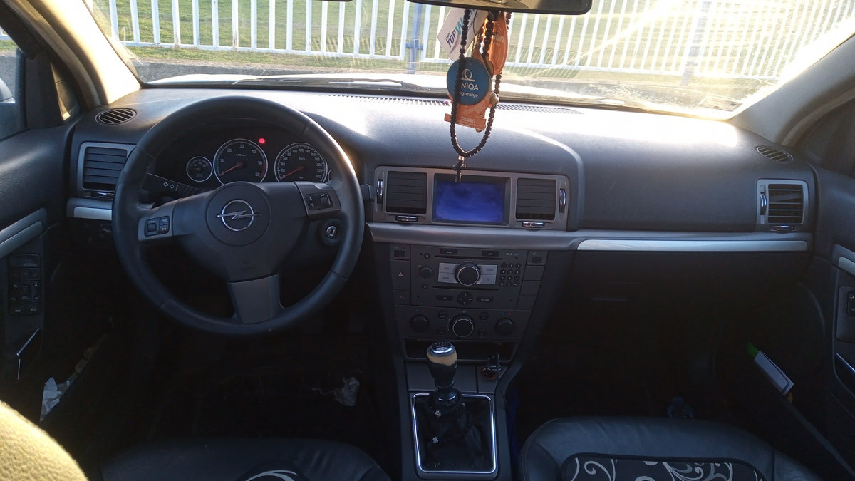 Opel Vectra C 2005 Large Family Car photo detail