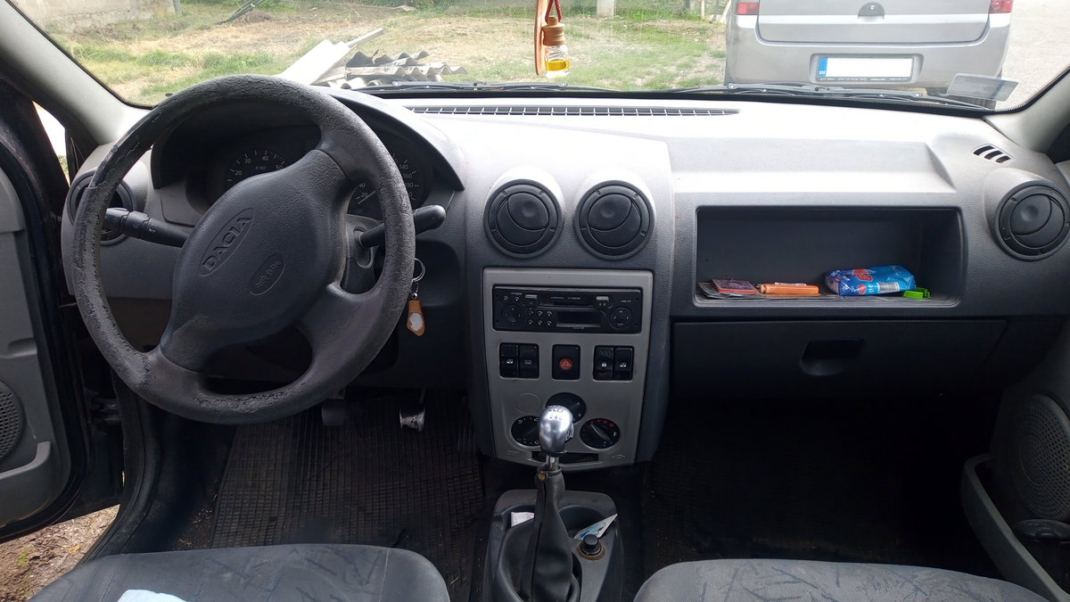 Dacia Logan 2004 compact car photo detail