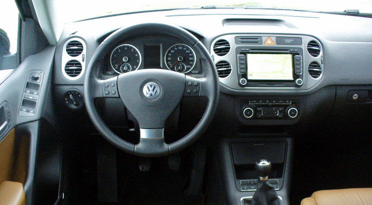 Volkswagen Tiguan 2007 compact crossover SUV sport utility vehicle photo detail