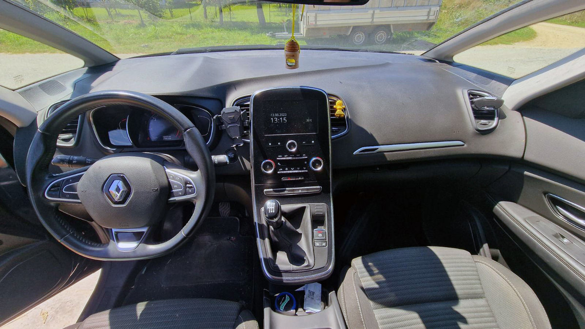 Renault Scenic 2016 compact MPV minivan multi purpose vehicle photo detail