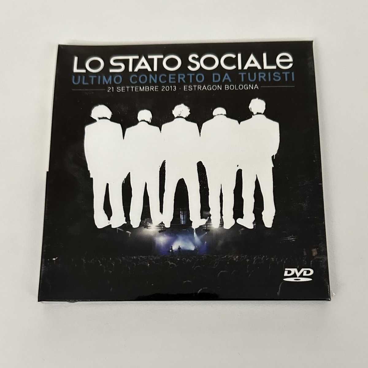 Lo Stato Sociale - Ultimo concerto da turisti - DVD | Garrincha Dischi, image size:1200x1200