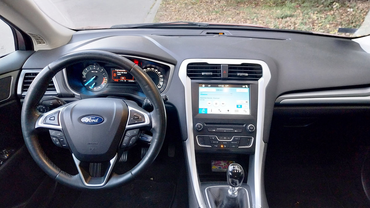 Ford Mondeo 2014 large family car photo detail