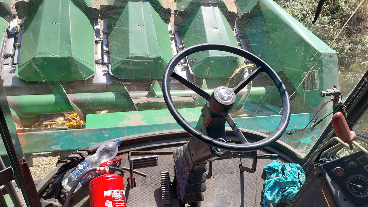 John Deere 1065 1981 combine harvester photo detail