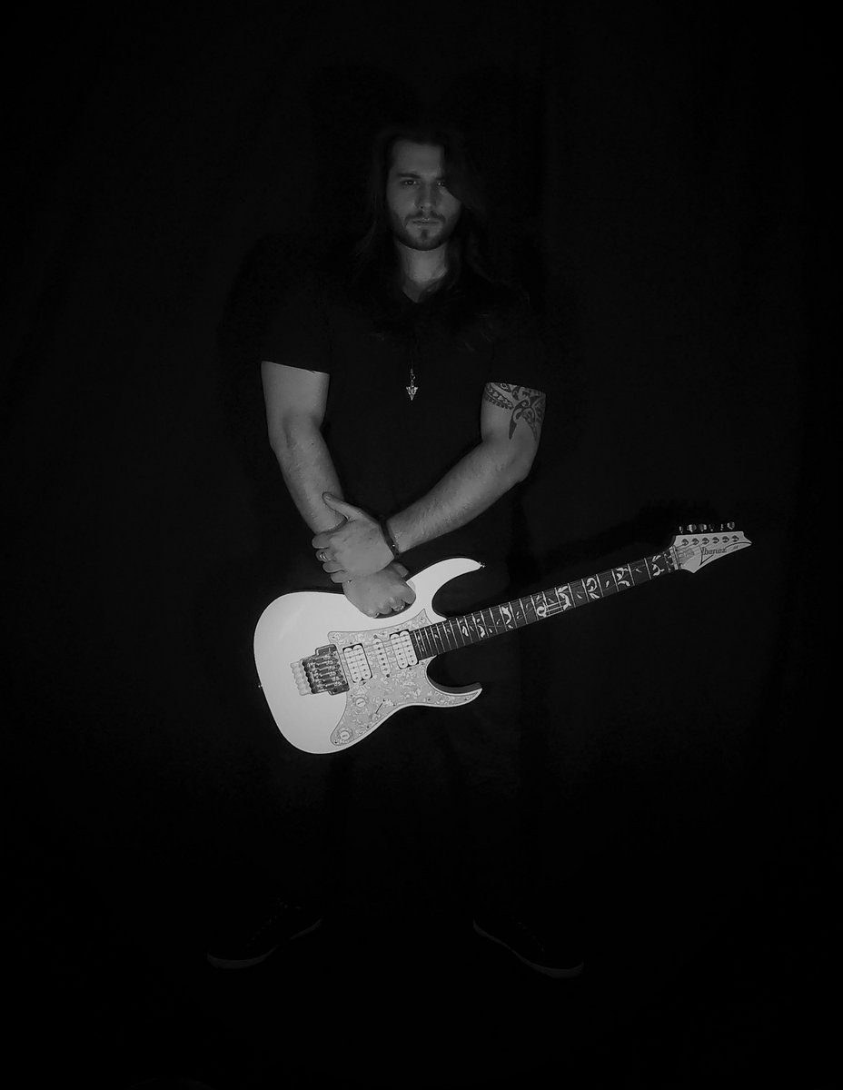 over-strings-andreas-benhaut