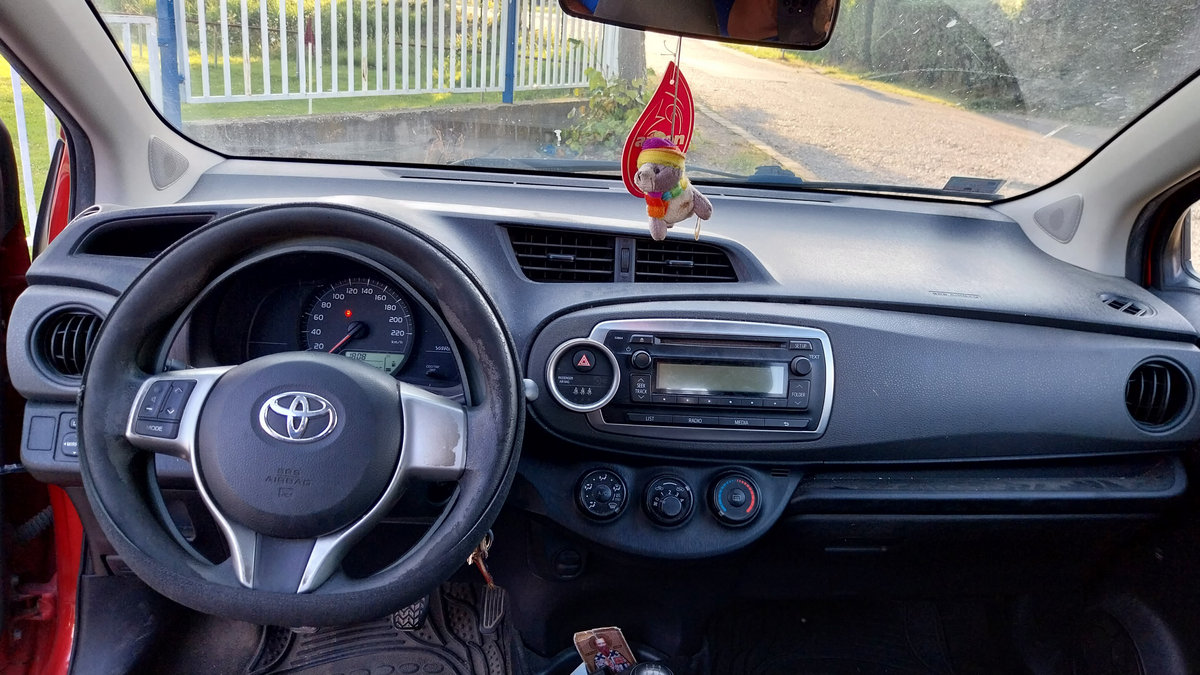Toyota Yaris 2011 subcompact supermini car photo detail