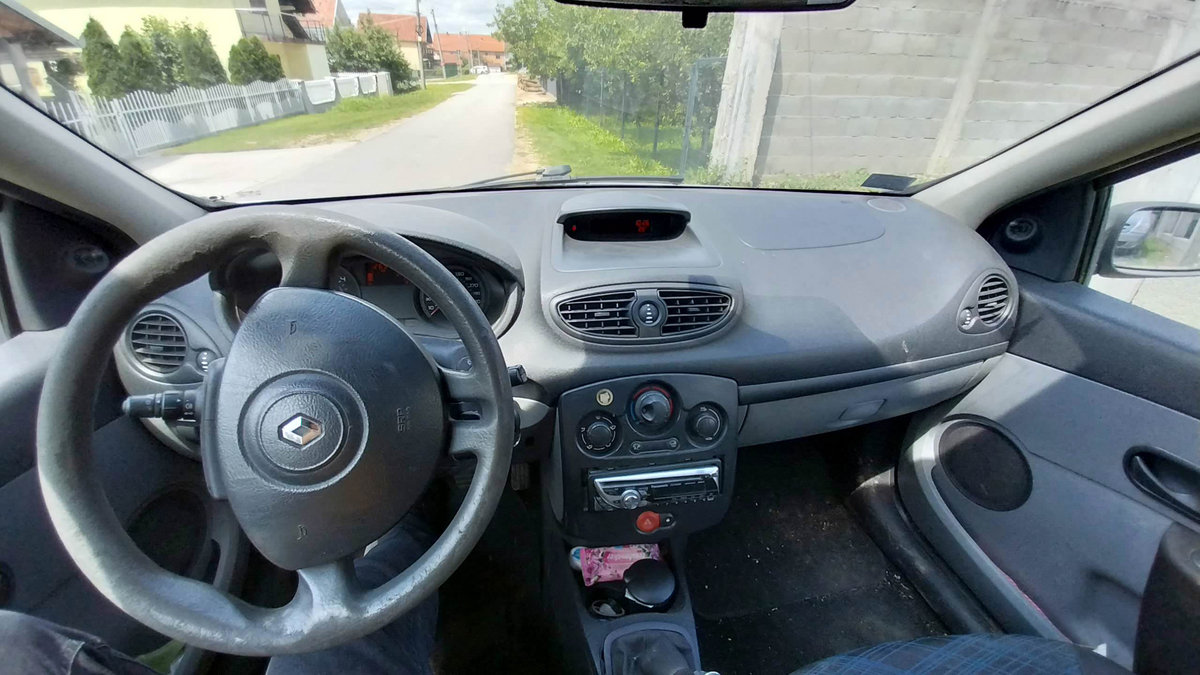 Renault Clio 2005 Subcompact Supermini Car photo detail