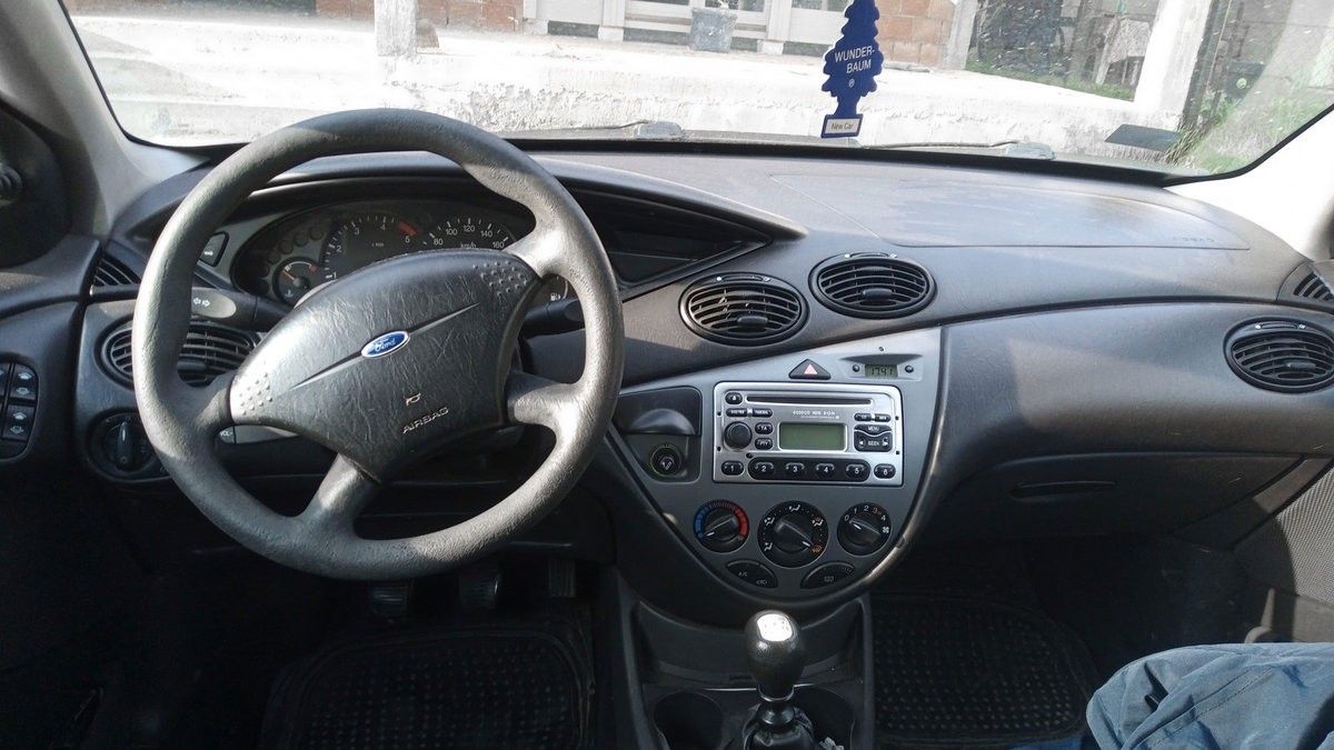 Ford Focus 1998 Compact Car photo detail
