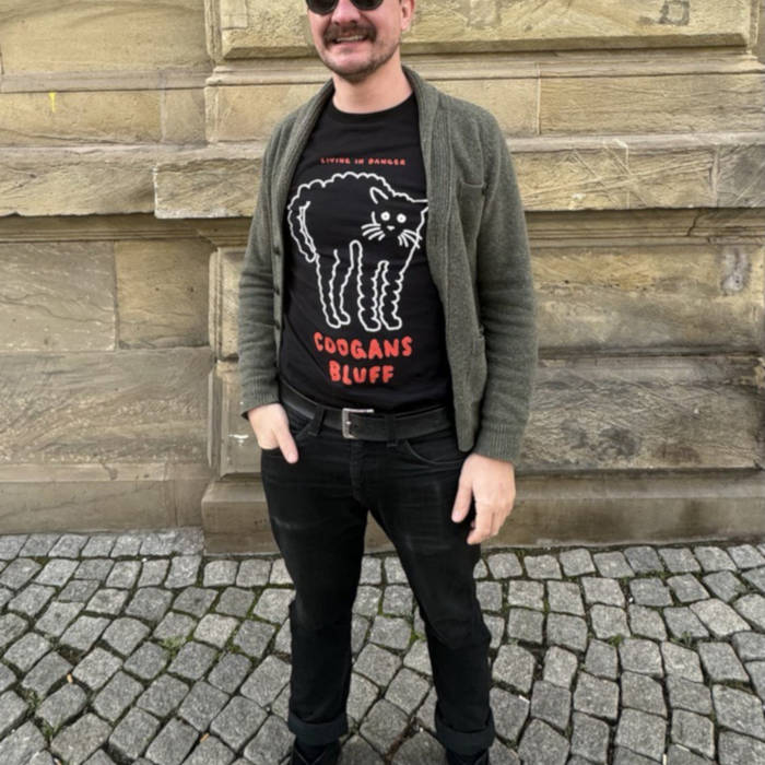 LIVING IN DANGER CAT - Shirt