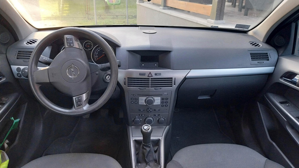 Opel Astra H 2004 compact car photo detail