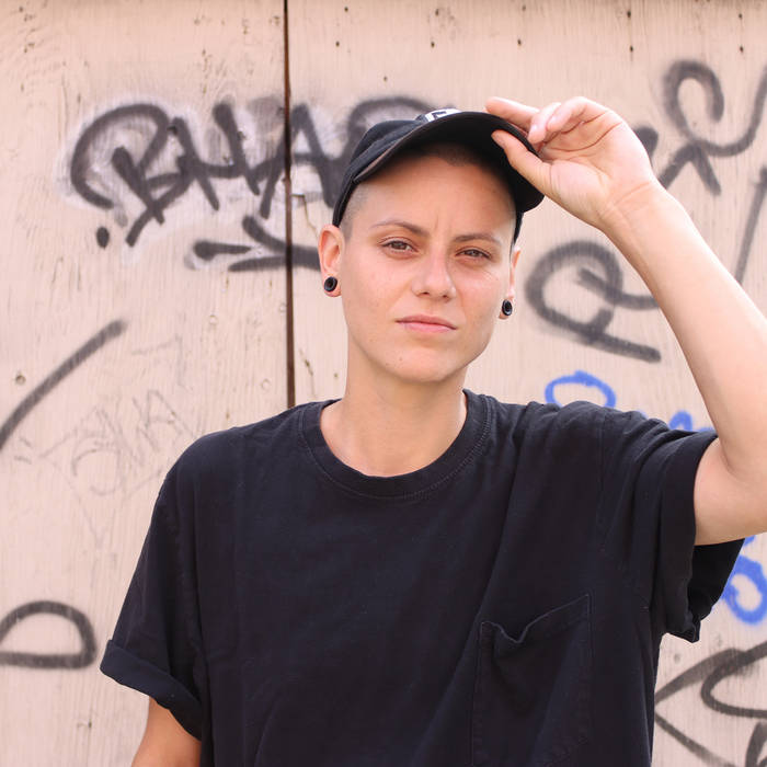 LESBIENNE WOKE SUR L'AUTOTUNE Calamine