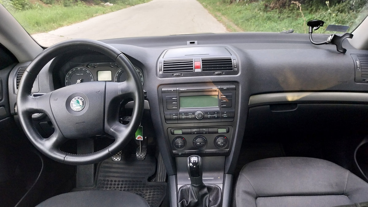 Skoda Octavia 2004 Compact Car photo detail