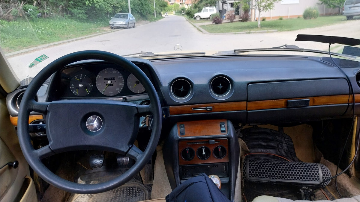 Mercedes Benz W123 1975 executive car photo detail
