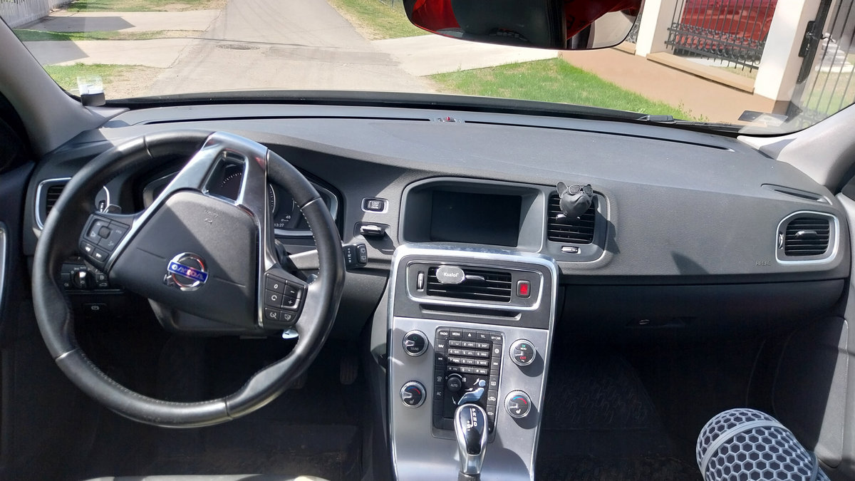 Volvo V60 2014 large family car photo detail