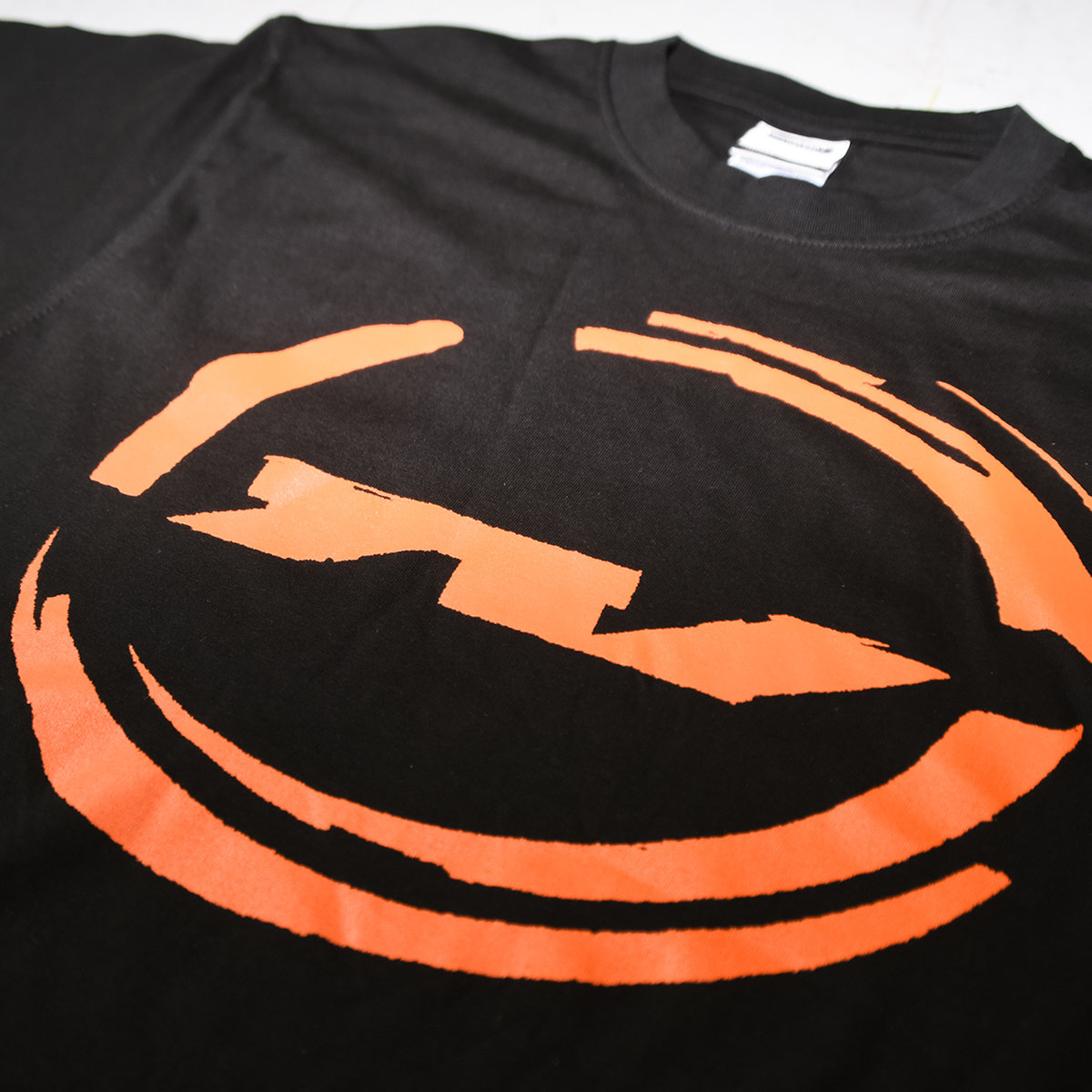 ORANGE TWIRLED AV LOGO BLACK T-SHIRT | ascendant vierge