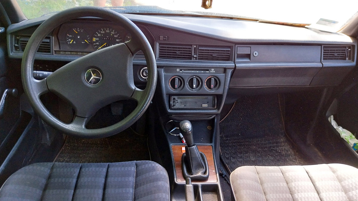 Mercedes Benz C Class W201 1982 large family car photo detail