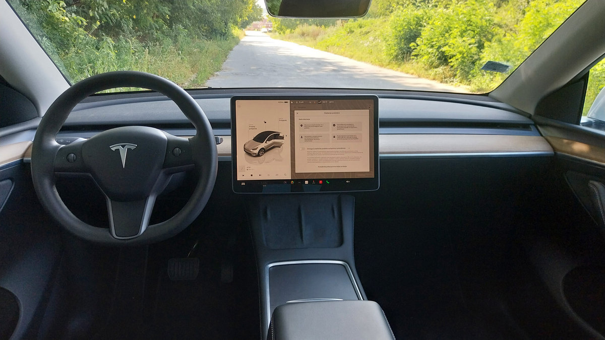 Tesla Model Y 2020 electric mid-size crossover SUV sport utility vehicle photo detail