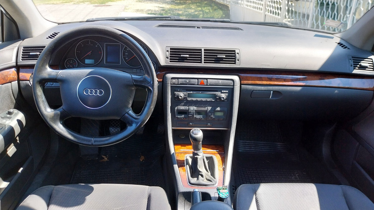 Audi A4 2000 large family car photo detail