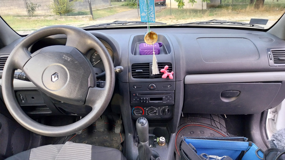 Renault Clio 2001 Subcompact Supermini Car photo detail