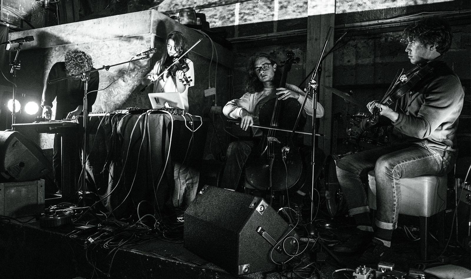 Gliogar Platform “Weirdo Ceol” Across Ireland | Bandcamp Daily, image size:1600x950